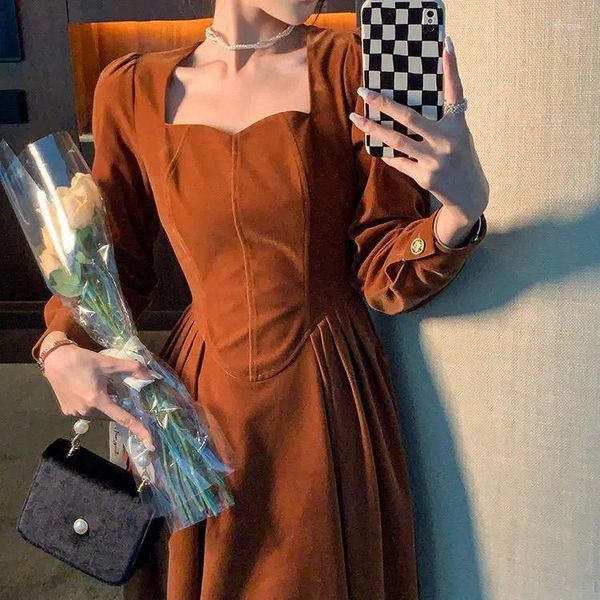 Vestidos casuales EWSFV 2023 Otoño Moda Mujer Francés Retro Hepburn Estilo Café Color Terciopelo Vestido largo Puff Manga Cuello cuadrado