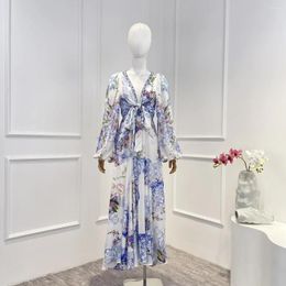 Casual jurken herfst licht blauwe bloemen print uitgesneden knoop front midi jurk hoogwaardige 2024 elegante vrouwen met lange mouwen dames kleding