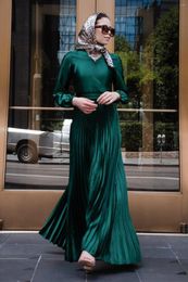 Vestidos casuales Moda A-Line Mujeres plisadas con cuello en V Costura de cintura alta Linterna Manga larga Maxi Vestido Musulmán Robes T6377