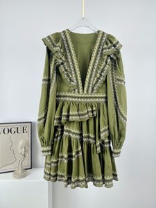 Casual jurken modemerk ontwerper ontwerpen herfst en winter nieuw borduurwerk v-hals ruches jurk