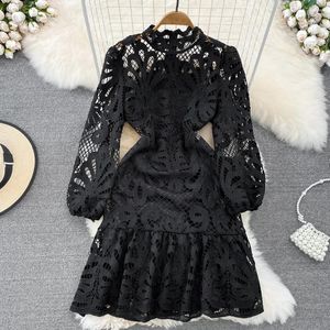 Vestidos casuales Moda damas delgadas una línea de volantes gancho flor vestido hueco soporte collar burbuja manga cintura encogimiento blanco negro encaje largo