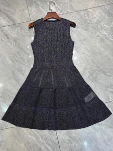 Casual jurken Fashion metallic mouwloze jurk voor vrouwen van hoge kwaliteit gebreide pasvorm en flare minidress 2024 strakke taille o-neck jumper