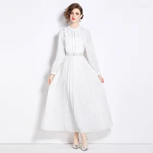 Robes décontractées Piste de mode Printemps Blanc Robe longue plissée 2024 Femmes élégantes Col rond en mousseline de soie volants garnis de dentelle ceinture fête
