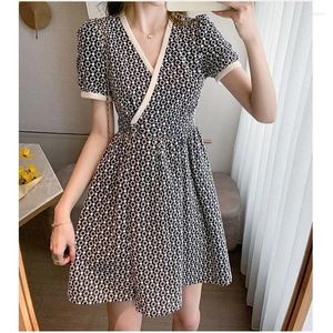 Robes décontractées Mode Col V Épissé Lâche Imprimé Plis Mini Robe Femme Vêtements 2023 Été Bureau Dame Asymétrique Floral