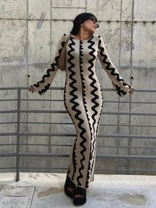 Robes décontractées Mode Vague Rayé Femmes Tricoté Maxi Robe Élégante O-Cou À Manches Longues Moulante 2023 Automne Femme Streetwear Robe De Fête