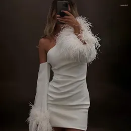 Robes décontractées plumes évasées à manches longues mini robe sexy élégante mince une épaule vestidos 2024 printemps mode femme club fête