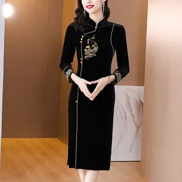 Robes décontractées Femme coréenne Vintage luxe robe longue automne hiver noir velours broderie 2024 élégante soirée moulante