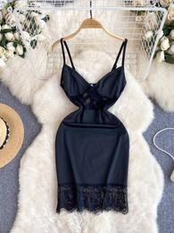 Robes décontractées mousse mousse de spaghetti sexy mini-fête club robe femme noire creux en dentelle florale épissée sans manches