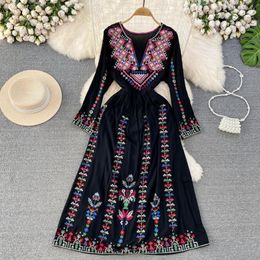 Vestidos casuales Foamlina Verano Moda Mujer Bohemio Étnico Playa Vacaciones Vestido Cuello en V Manga larga Flores Bordado Suelto Una línea Maxi