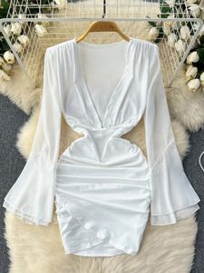 Robes décontractées mousse femme blanc mini-robe bodycon 2024 Summer Sexy Deep N cou Voir à travers une longue manche Slim Fit Club Party