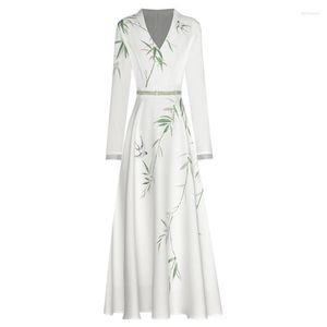 Robes décontractées Plis Col V Manches Longues Une Ligne Bambou Impression Oiseau Volant Dames Blanc Maxi Robe S - XXL