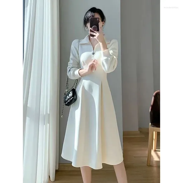 Robes décontractées Robe à manches longues à col polo de style français pour les femmes en automne doux et luxueux avec un tempérament cintré à la taille