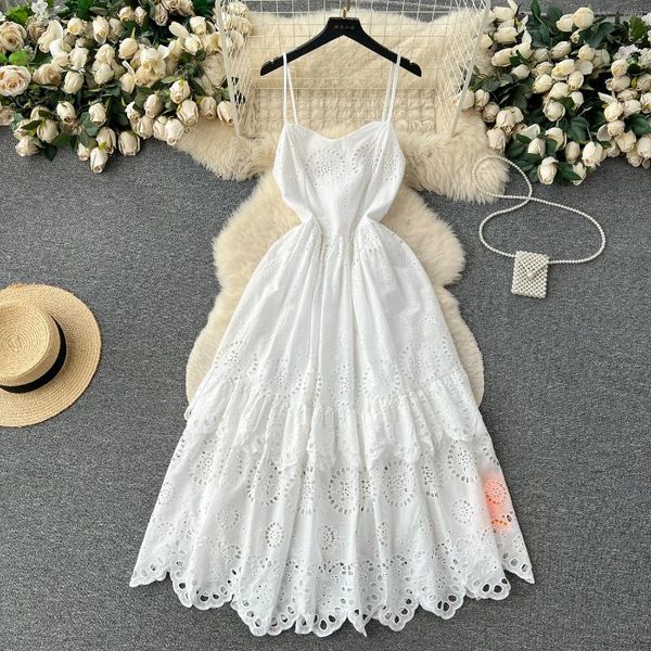 Robes décontractées de style français vintage spaghetti robe robe de mode d'été creux de crochet blancs glissa