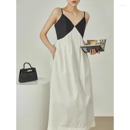 Robes décontractées Robe à bretelles à couture haut de gamme à col en V français pour la conception d'été des femmes et minceur noir blanc halo teint suspe
