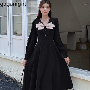 Robes décontractées Gaganight Femmes Vintage Corduroy Rouge V Cou Robe 2023 Automne Hiver Grand Style Français Arc Haute Qualité Longue Femme