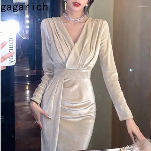 Robes décontractées Gagarich Fashion High End Light Luxury Velvet Robe 2024 Automne Hiver Style Taille Sexy Split Hip Lady Robes
