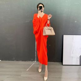 Casual Dresses GGHK High-quality Pleated Dress 2023 Fall Fashionable Bat Sleeve V-neck Loose Large Size Ladies Party Evening