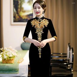 Vestidos casuales Bordado de oro Largo de mediana edad y ancianos Ropa de gama alta Terciopelo negro Cheongsam Madre diaria Vestido delgado bordado Mujer