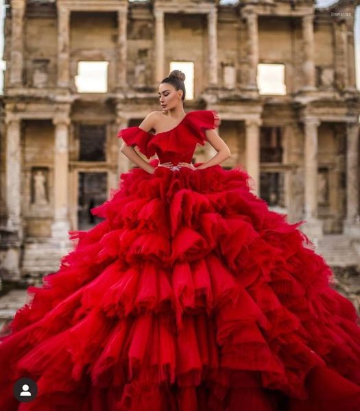 Vestidos casuales Gorgeous Puffy Red Tulle Boda Vestidos de baile Volantes con gradas Vestido largo de fiesta formal Exuberante bola Nupcial