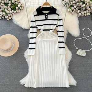 Vestidos informales GUUZYUVIZ Otoño e invierno Coreano Manga larga POLO Contraste Raya Cintura Encogimiento Una línea Vestido plisado de punto para mujeres