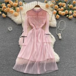 Casual jurken high-end temperament kanten holle gehaakte zoete jurk elegante dame slanke mesh stitching fairy 2023 herfstkleding m972