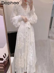 Robes décontractées Robe blanche mono-poitrine de haute qualité pour femmes 2024 Spring et automne à la broderie à col en v