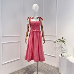 Vestidos casuales de alta calidad 2023 Pink Sweet Graceful Lace Up Shirring Ruffle sin mangas Midi Dress ropa de verano para mujeres