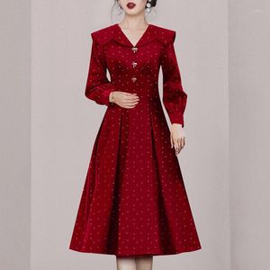 Casual jurken van hoge kwaliteit Frankrijk Spring Wine Red Dot Print Midi Dress Vintage Women V Neck Bow Button Lantern Sleeve Party Ball Gown