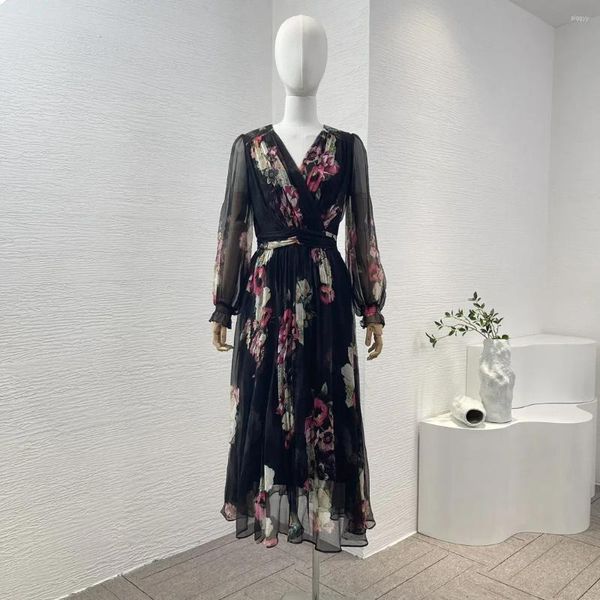 Robes décontractées Silk de haute qualité 2024 Spring Black Flowers Imprimé manche en V Vin Stretchable à la taille des femmes