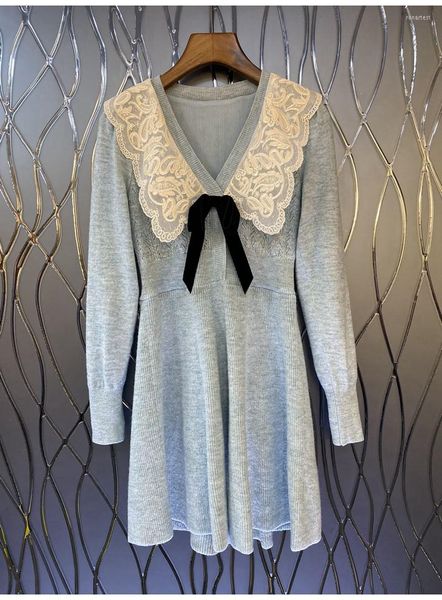 Robes décontractées Robe pull de haute qualité 2023 Printemps Style Femmes V-Col Blanc Dentelle Déco Manches longues Bleu Pull tricoté