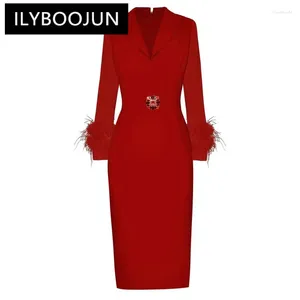 Casual jurken Ilyboojun modeontwerper Leerpotloodjurk vrouwen omlaag kraagveren veren lange mouwen diamanten elegant feest
