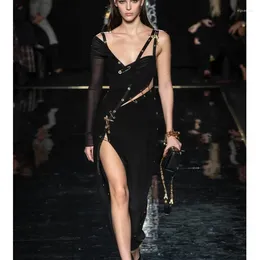 Casual jurken internet beroemdheid dezelfde stijl sexy slanke bandagejurk halflange holle pin metaal onafhankelijk ontwerp elegant