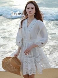 Robes décontractées Jastie White Lantern Sleeve V Robe à col