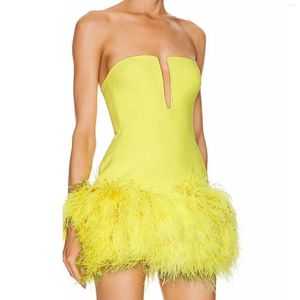 Robes décontractées June Lips 2024 S Femmes Noir Jaune Bretelles Plumes Bandage Mini Robe Celebrity Party Soirée En Gros