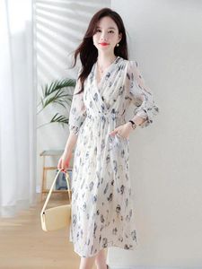 Robes décontractées Mode coréenne Blue Print Femmes V-Col Lanterne Manches longues Poches Robe 2024 Automne Vintage Slim Élégant Party Boho
