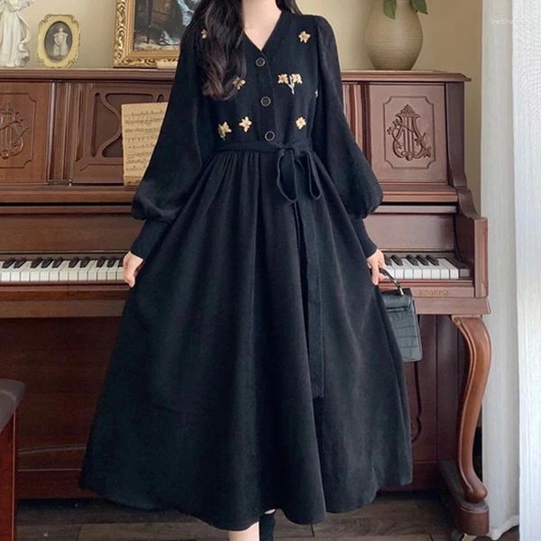 Robes décontractées Coréenne Fleur Broderie Lâche Dames A-ligne Moulante Automne Noir À Manches Longues Velours Maxi Robe Femmes Robes