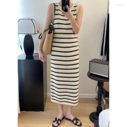 Casual jurken Korean Girl's Cleren Hollow Striped Ice Silk Knit Jurk 2023 Zomer Suspender Mouwloze A-lijn rok