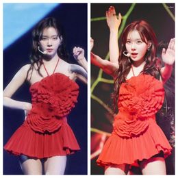 Abiti casual Kpop Cantanti coreani Concerto invernale Sexy rosso con spalle scoperte Vestito da donna a pieghe con orlo irregolare a maniche lunghe