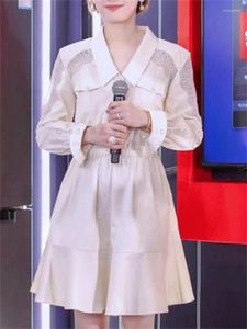 Vestidos casuales Costura de encaje Mujeres de manga larga Mini vestido de un solo pecho Blanco elegante Turn Down Collar Ladies Elástico Cintura Robe Primavera