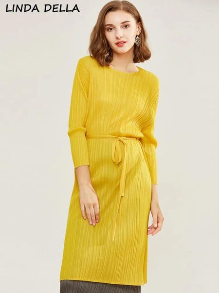 Robes décontractées Linda della créatrice de mode d'été jaune Vintage Robe plissée Femme O-cou à manches longues Frénulum haute fente élastique midi