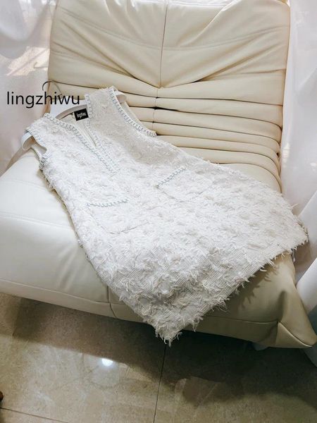 Robes décontractées Lingzhiwu Robe en tweed blanc Design français design tridimensionnel Petal Pearls Decoration Tank Summer Arrive