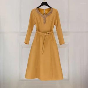 Vestidos casuales Vestido de lujo 2022 Otoño Invierno Fiesta Eventos Mujeres Cuello en V Diamante Rebordear Deco Manga larga Columpio grande Negro Rojo Amarillo