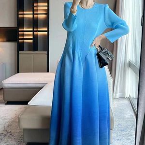 Robes décontractées de luxe de haute qualité miyake plissée longue robe femme collier rond dégradé bleu manche flore plier robe de bal en vacances