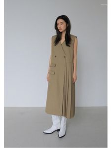 Robes décontractées minimaliste lâche dames kaki sans manches col en v croix deux boutons conception latérale robe plissée 2022 été B547