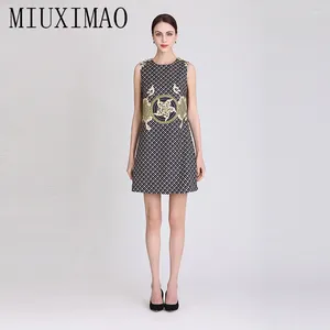 Casual jurken Miuximao 2024 Hoogwaardige Springsummer Elegante jurk Mouwloze O-Neck Jacquard Diamonds Fashion Mini Women Vestide