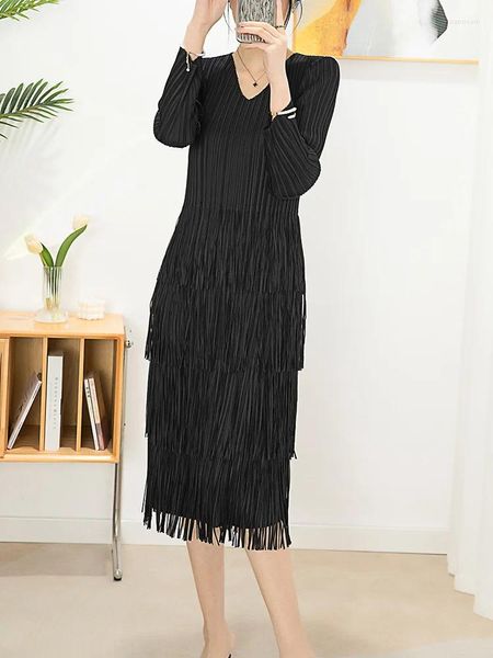 Vestidos informales Miyake Fold 2024 Spring/Summer Vestido V Cabezal Fringe Color sólido Elegante Manga de siete puntos Midi Falda