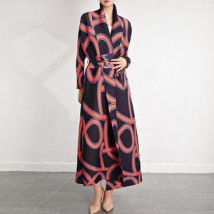 Robes décontractées Miyake Température de style d'automne plissé Slim Fonction Fode mince Brincet à vent Ferme à manches moyennes Mate