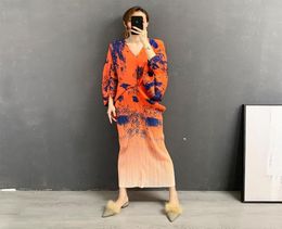 Robes décontractées Miyake plissée Batsleeve Robe féminine imprimée 2022 Tempérament de style automne Folda grande taille Vneck Fashion Slim L4411397
