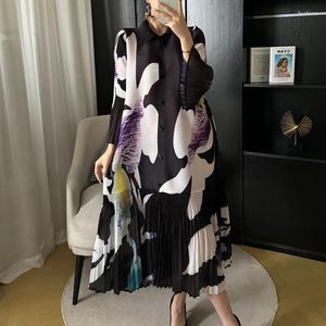 Robes décontractées Miyake Cardigan à poitrine plissée 2024 Printemps Femme Imprimé Revers et manches de bouton de fleur Robe mi-longue d'été