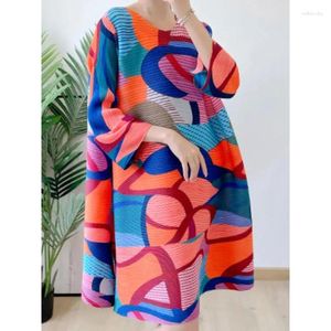 Robes décontractées Miyake Plissé Colorblocking Imprimé Femmes Robe 2024 Été Col Rond Manches Longues Plage Lâche Plus Taille Designs